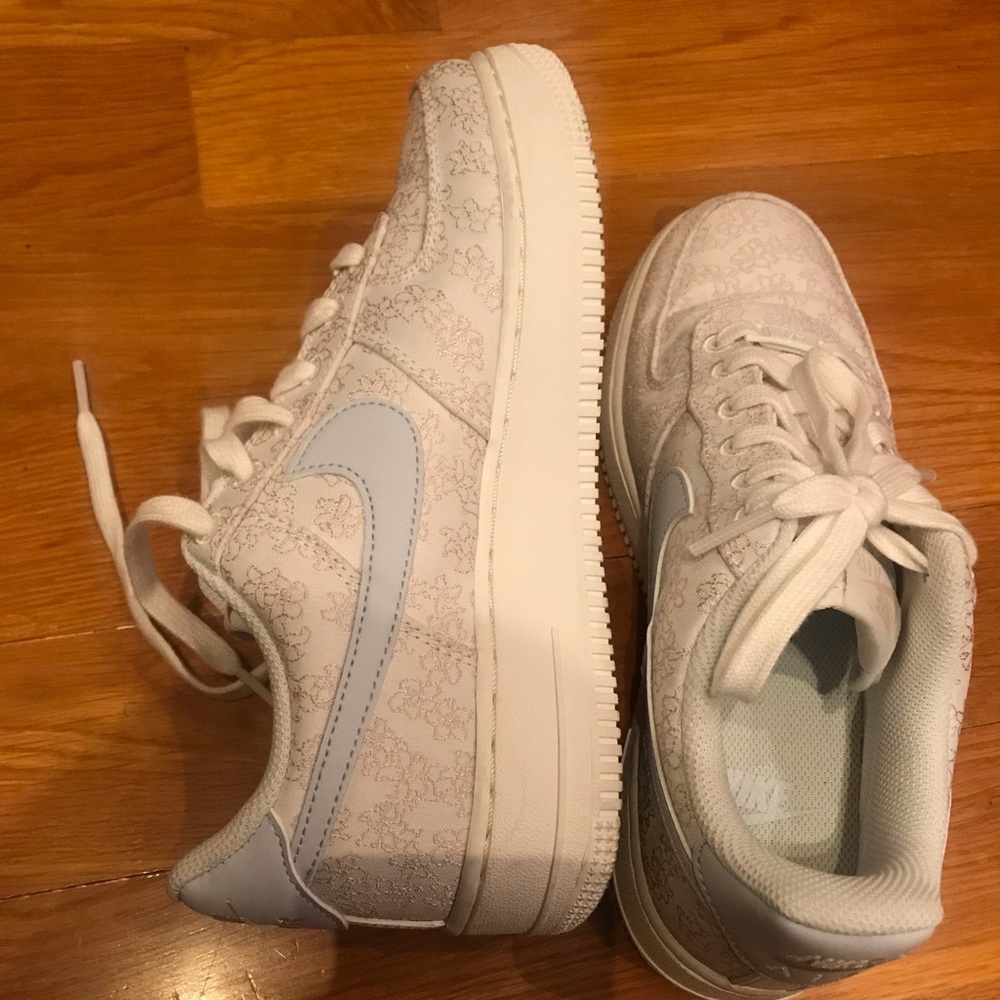NIKE shoe barely worn!
